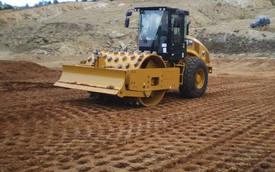 Soil compacting machine